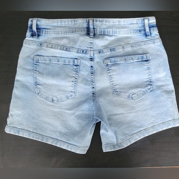 Women's Jean shorts - Picture 2 of 8